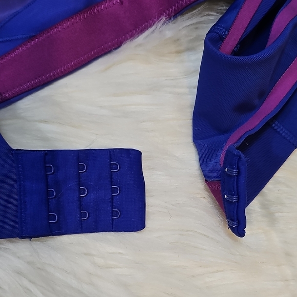 Under Armour Women's Purple Padded Sports Bra - 38DD - Picture 9 of 10